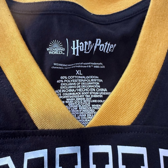Harry Potter Black and Yellow Hogwarts Graphic Tee Size XL - Picture 5 of 6